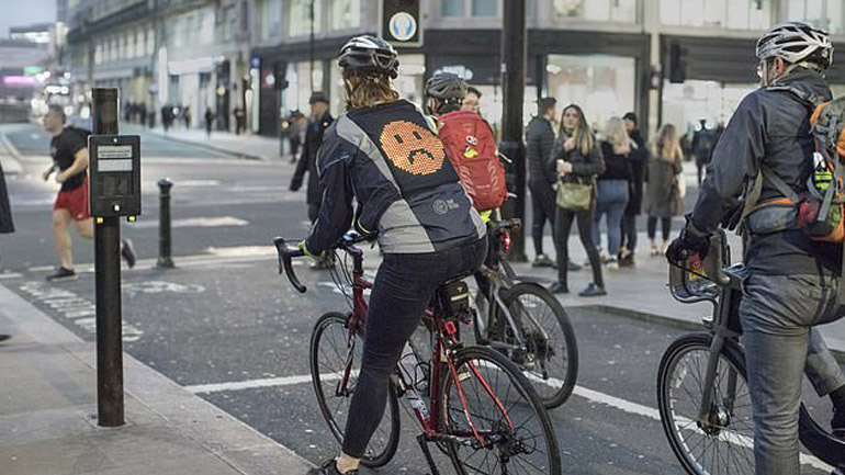 To τζάκετ των ποδηλατών που προειδοποιεί τους οδηγούς!